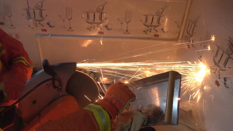 |面馆员工手被压面机“咬”住 为救援切开压面机火星四溅