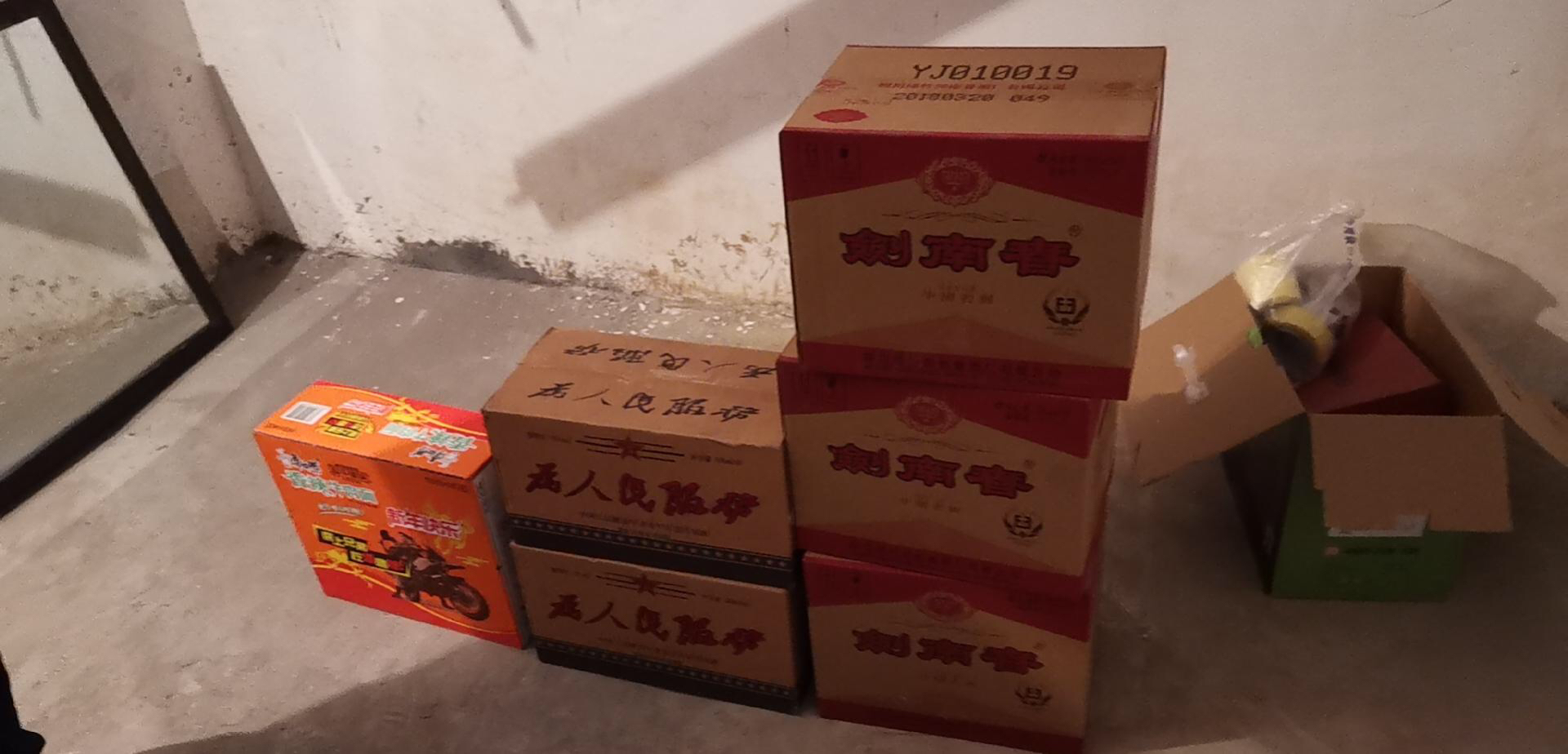 『平板车』发现邻居忘锁车库门 男子用平板车拉走5箱白酒和一箱方便面