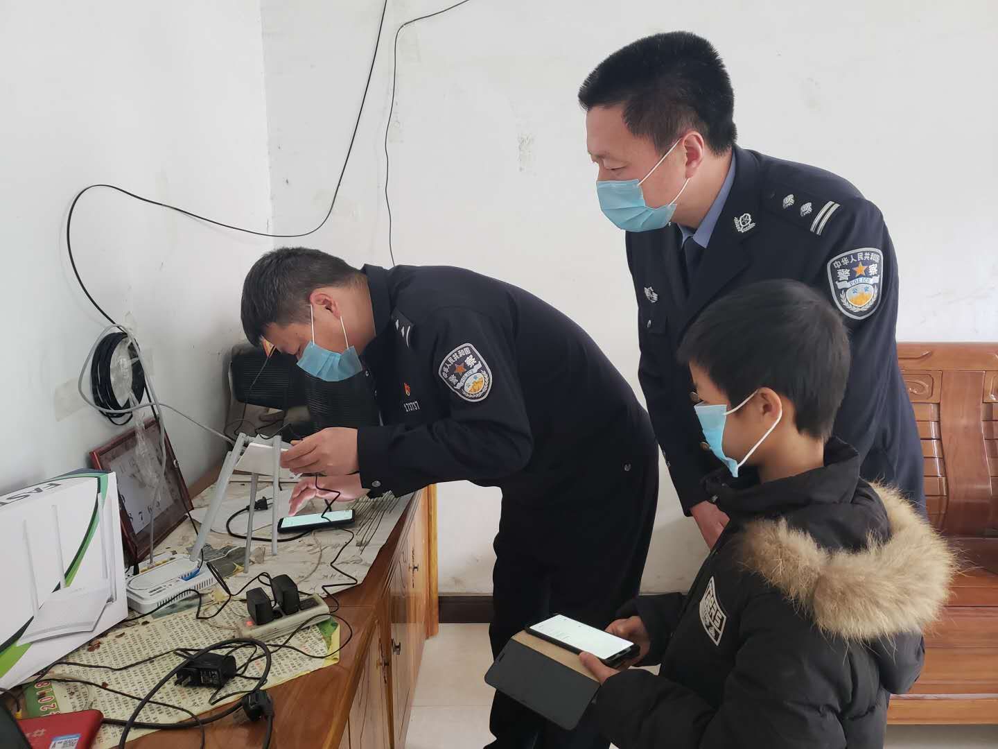 『蹭网』再也不用“蹭网”学习了！帮扶之下，贫困少年解决上课难题