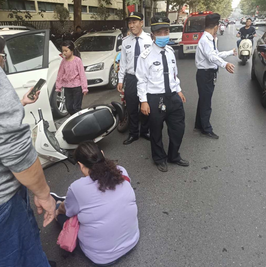 |路边车突然开门，骑电动车女子撞晕了
