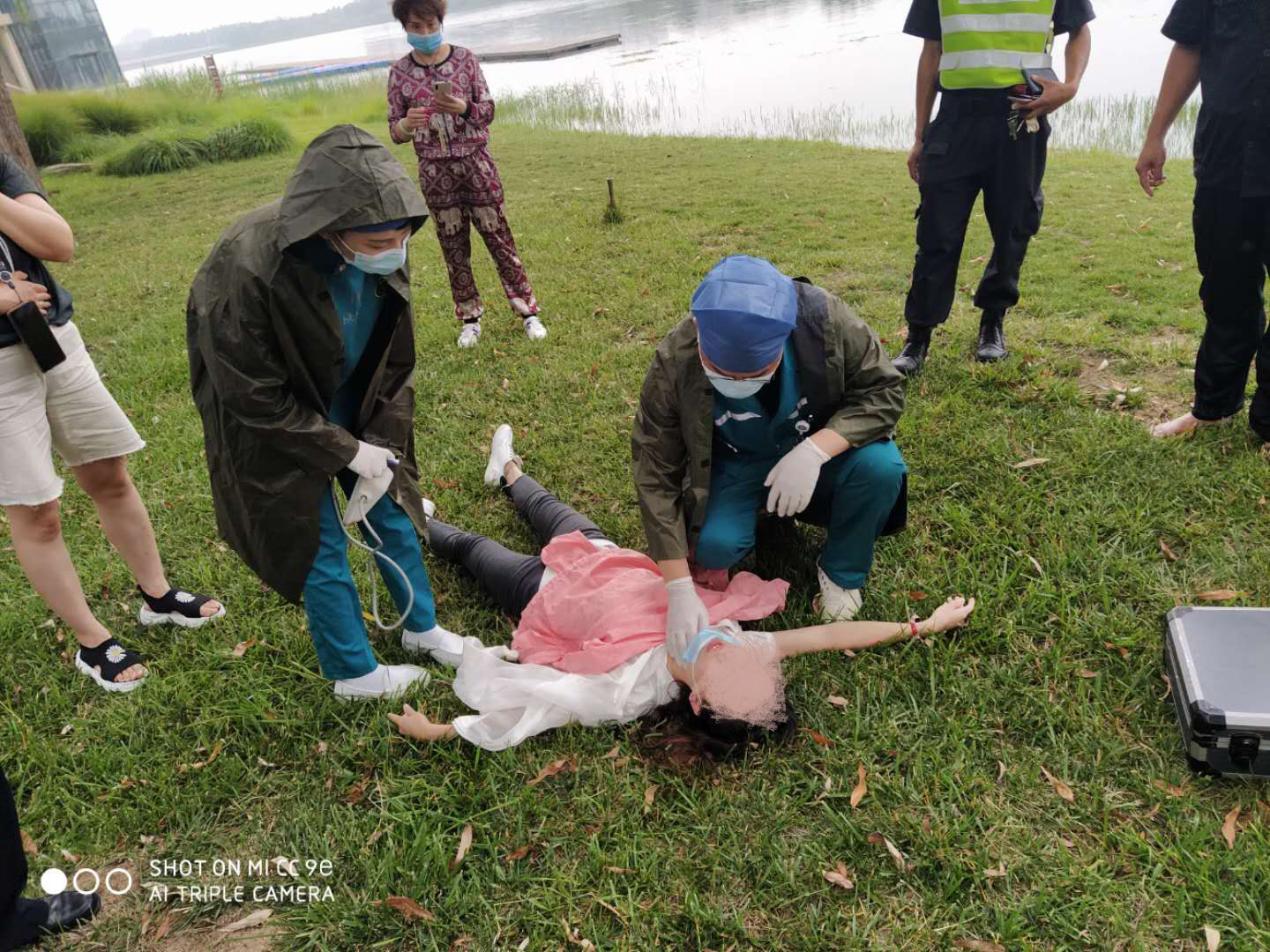 女大学生跳进龙子湖轻生,危在旦夕