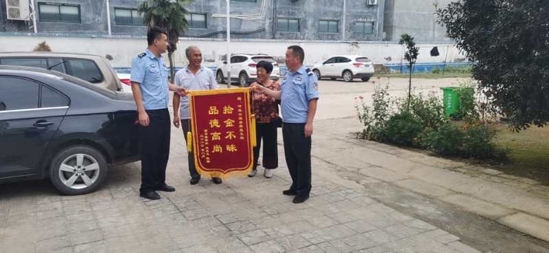 法制|民警捡手机后坐在路边等失主 自己有急事妻子接力等