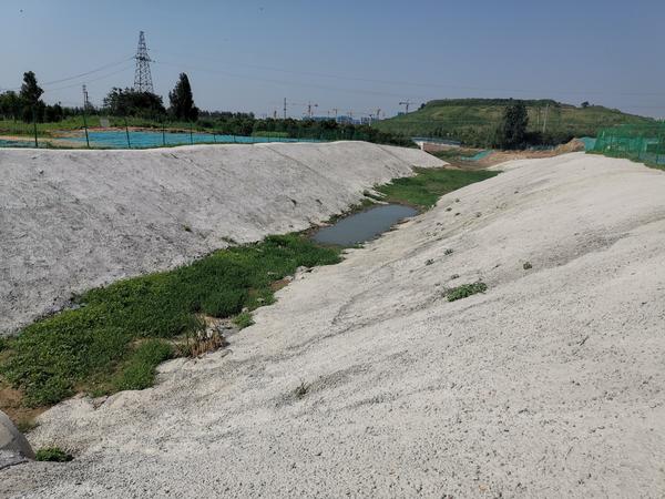 一个月前说要“整改”，郑州管城区南小李庄1号院项目工地如今竟还在排污水
