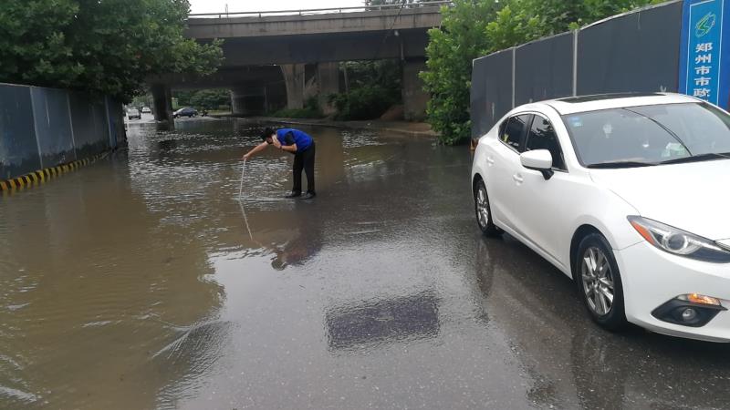 交通|私家车探路！郑州公交发车前车长先探积水点！