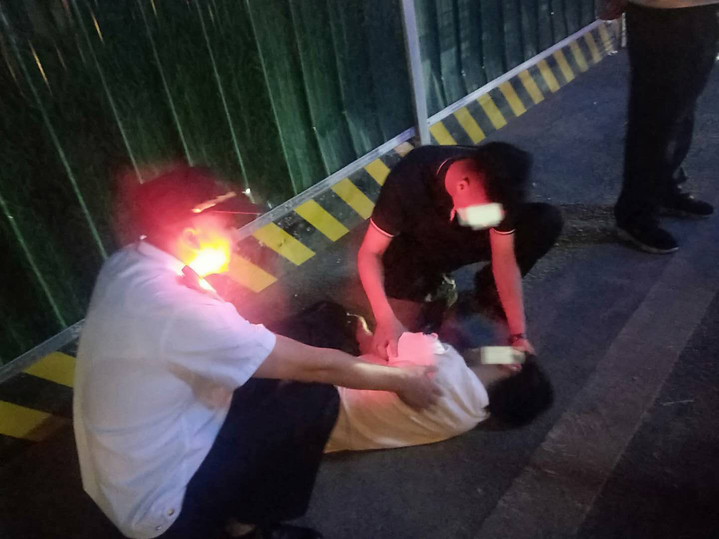 法制|朋友醉倒街头不省人事 男子吓得慌忙求助