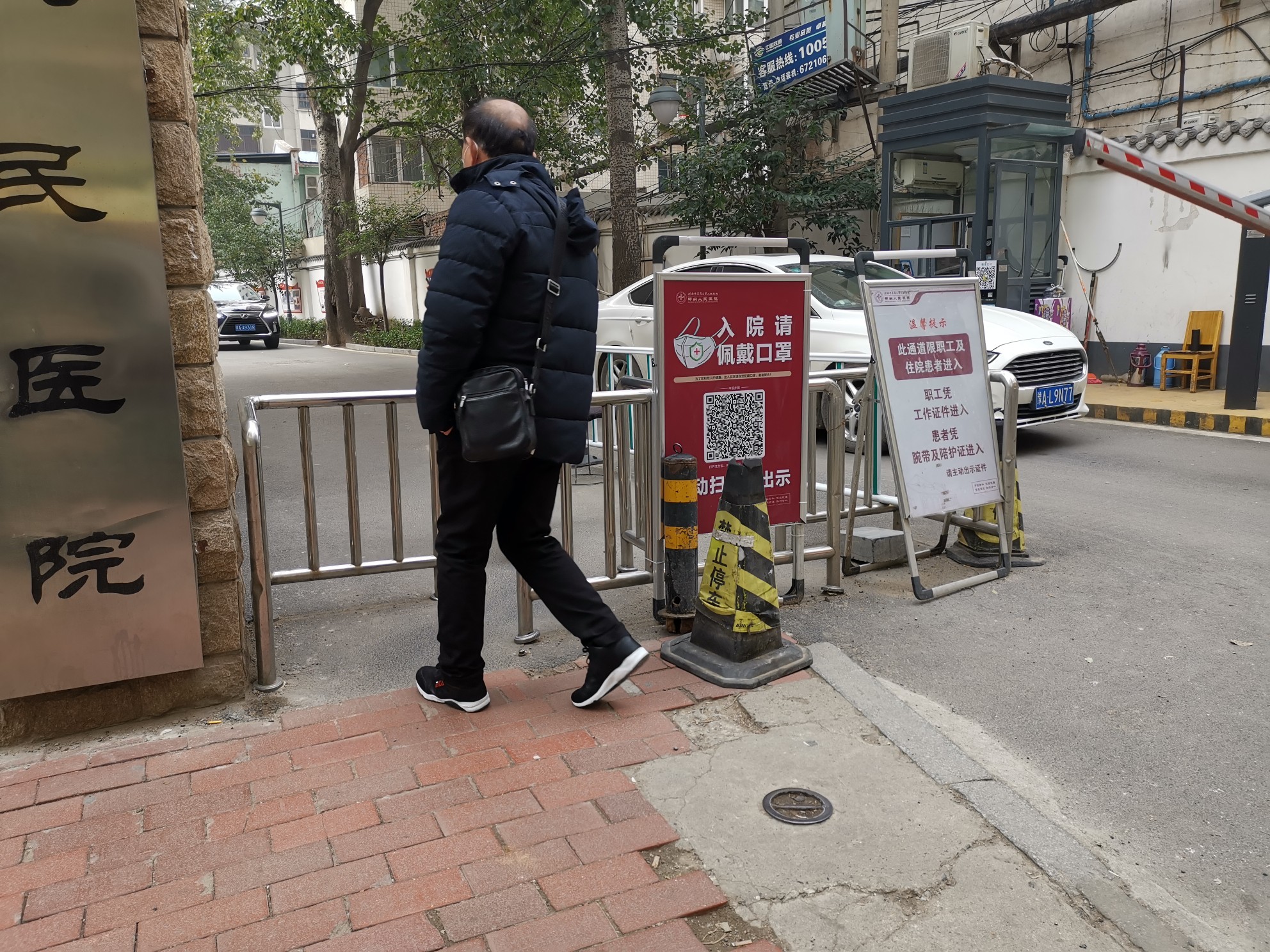 郑州人民医院防疫“面子活儿”？ 前门把得严，后门“没人管”?