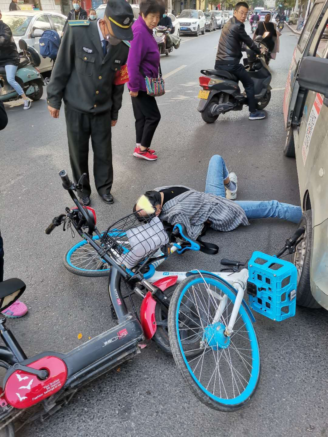 电动车与共享单车相撞两名骑车女子都受伤了