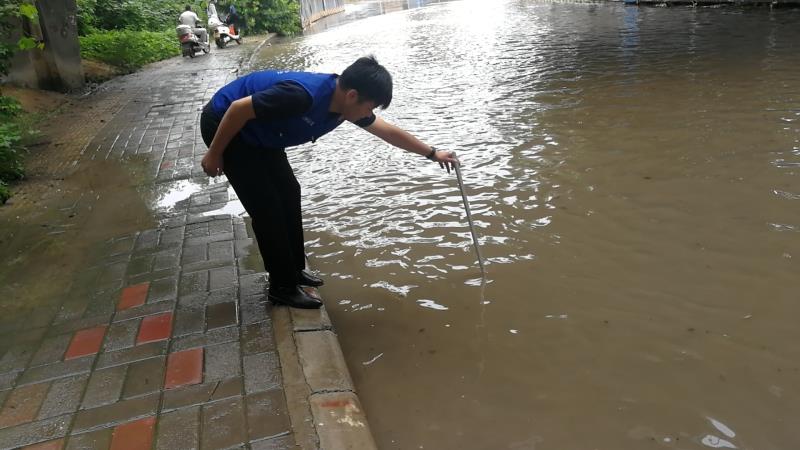 交通|私家车探路！郑州公交发车前车长先探积水点！