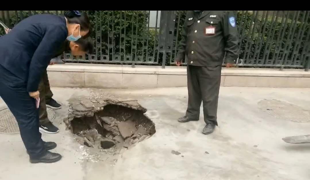 |货车“崴脚”行路难 小叉车赶来救援