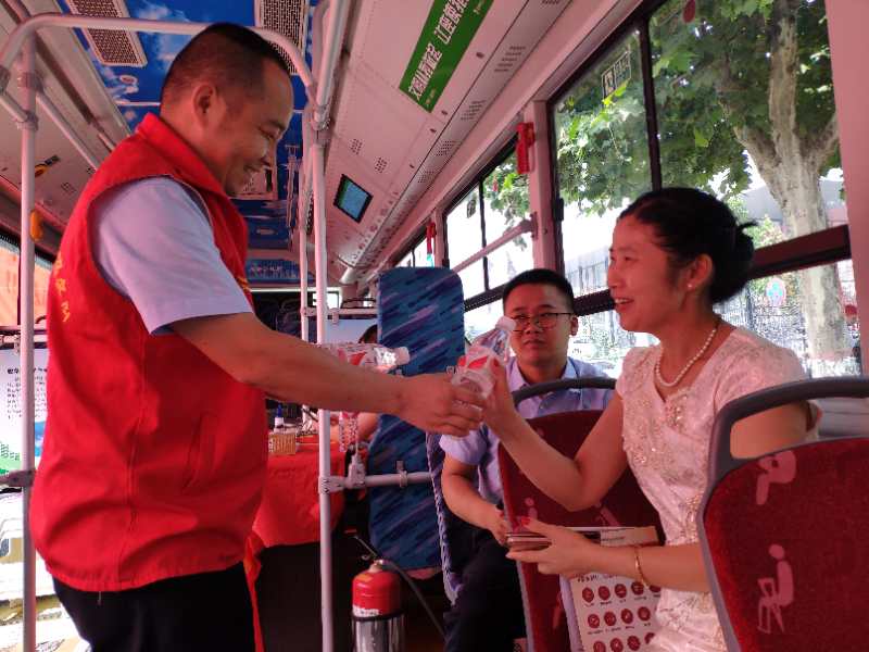 爱心|爱心助考|郑州“状元”公交车开足空调，“氢”凉助考 车上还有专业医务人员随时待命