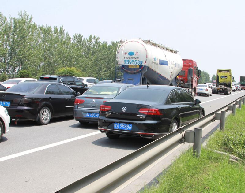 河南高速交警曝光百輛端午假期違法占用應(yīng)急車道車輛