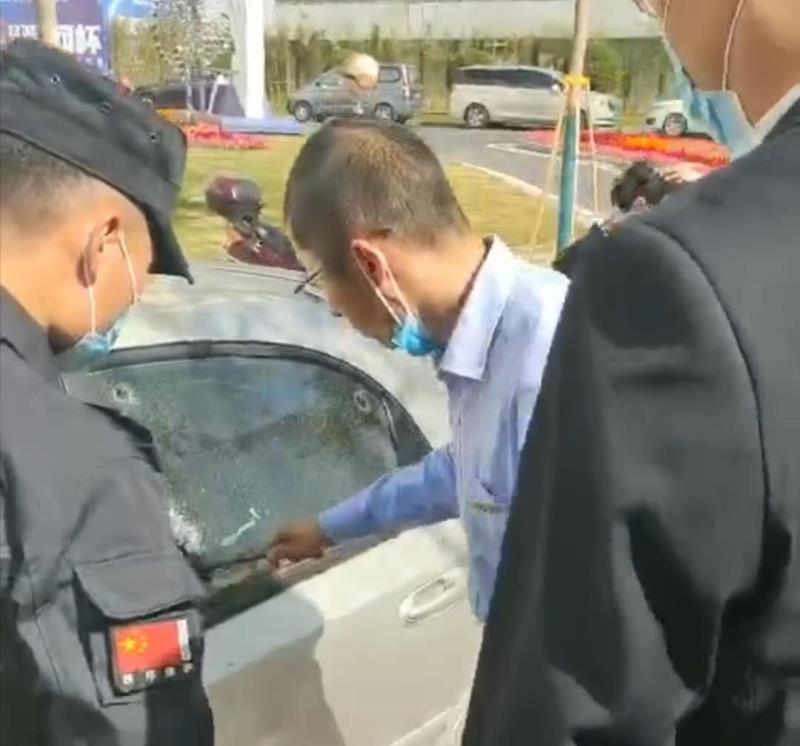 |两岁多孩子被锁私家车内？紧急时刻，郑州车长用安全锤砸破车窗玻璃