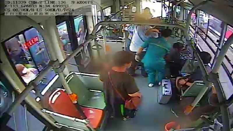 朱强|乘客车厢内突发癫痫 家人接到报信电话误以为是骗子？