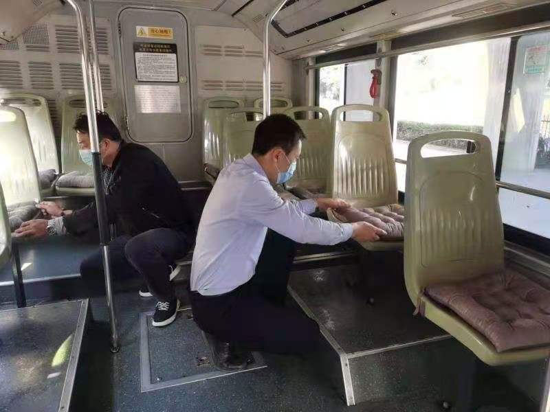 |郑州一辆305路公交上加装“棉坐垫”了? 硬座坐着冷，原来乘客宁愿站着也不坐