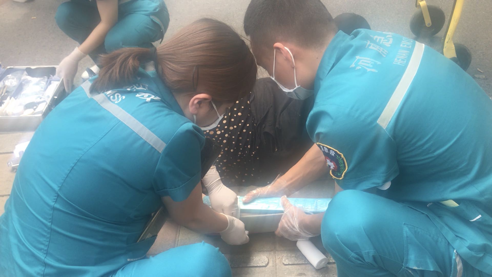 狗|遛狗老太被长狗绳绊倒右臂摔骨折？提醒大家，遛狗的狗绳要控制在合适长度