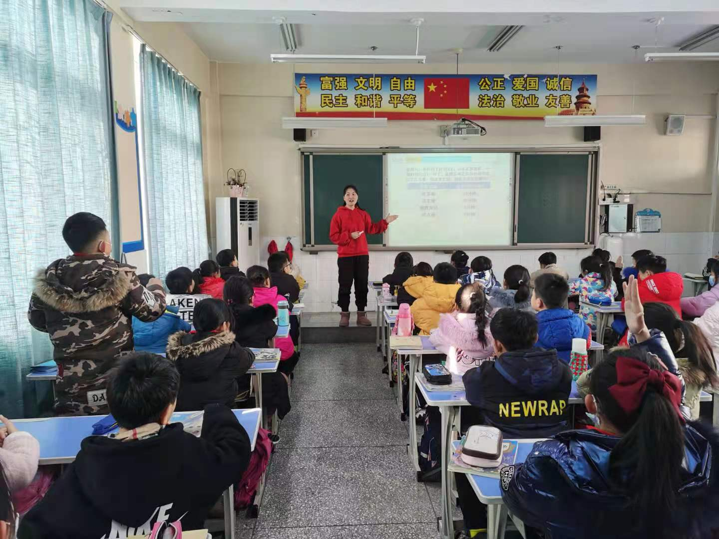 小学校园操场景观，有学生正在上体育课_3840X2160_高清视频素材下载(编号:1851282)_实拍视频_光厂(VJ师网) www ...