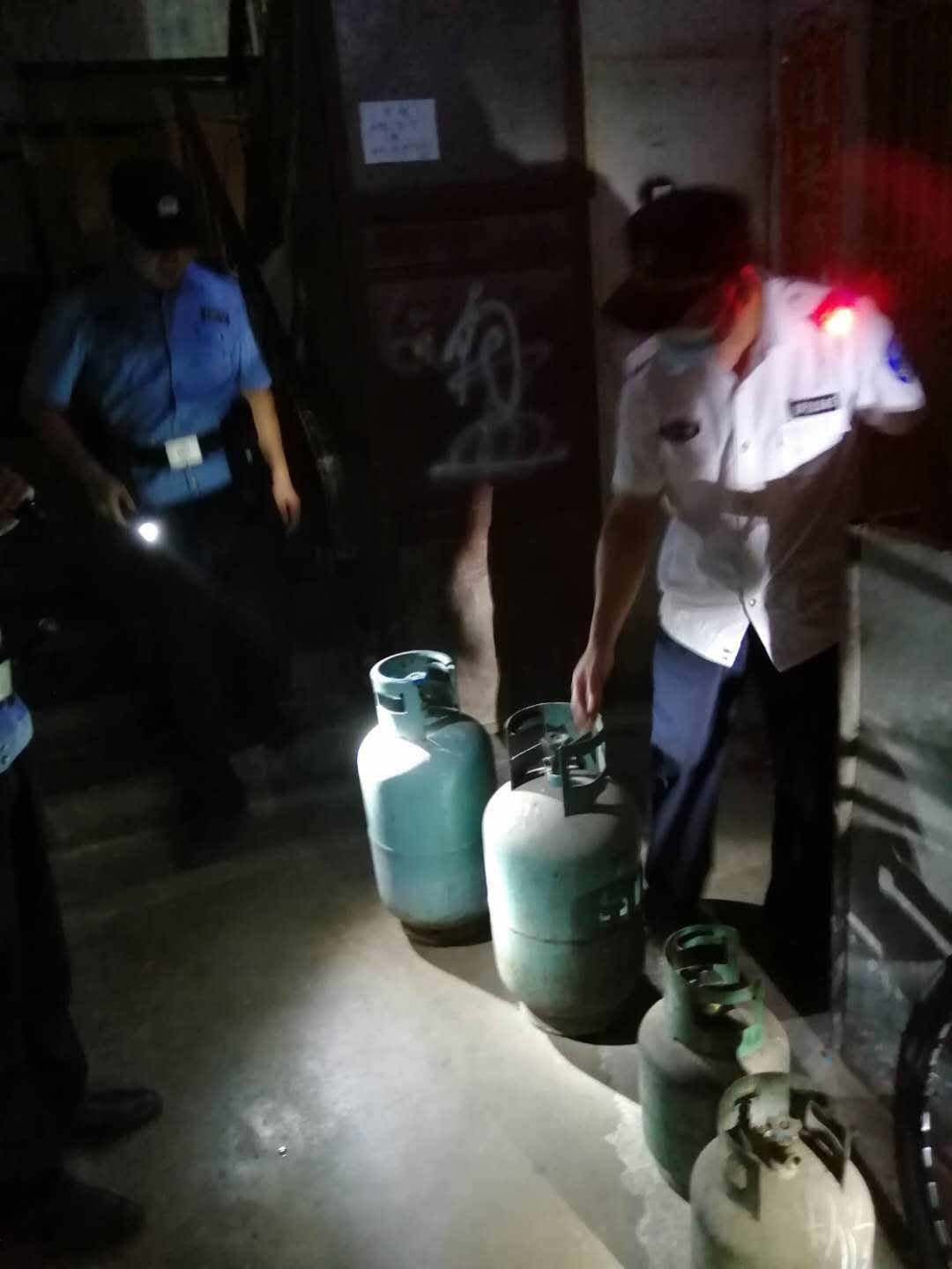 |小区居民闻到怪味胆战心惊，众人挨户排查找到“炸弹”