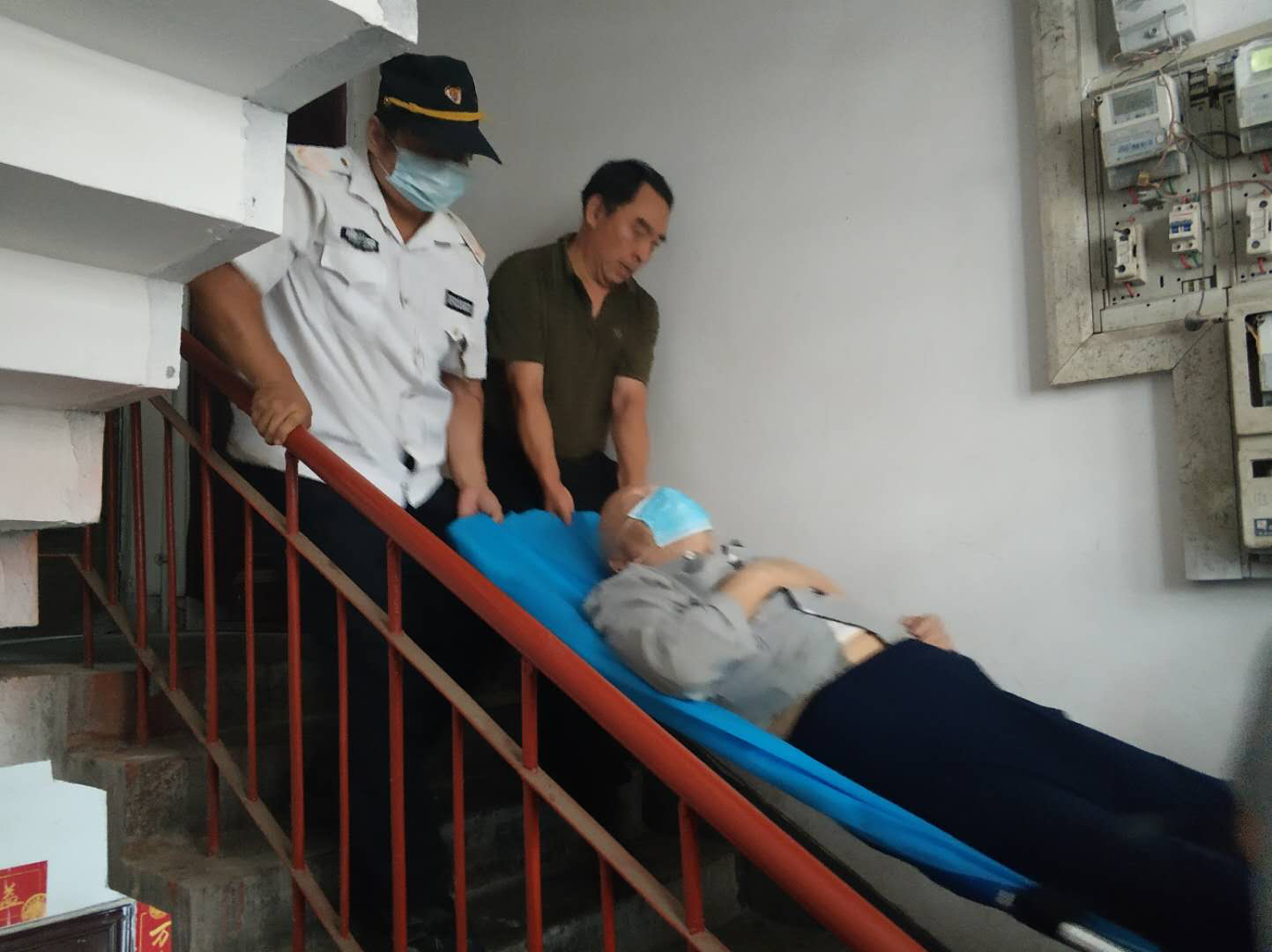 社会万象|八旬老人在家中犯病 众人合力从三楼抬下送到救护车上