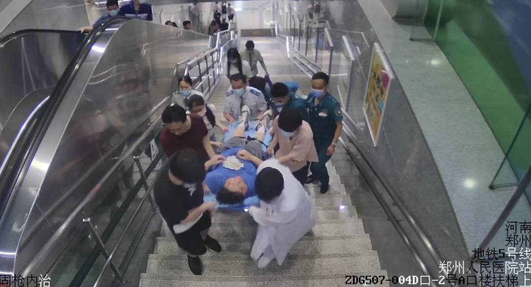地铁|郑州一小伙地铁口突然倒地浑身抽搐，他们直接冲了上去……