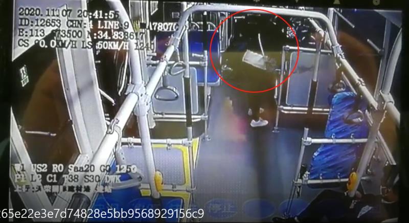 |孩子掉落物品妈妈非要让他自己捡起来，这种教育方式你咋看?