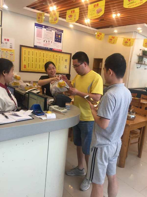 福状元助农户筹钱治病购买25吨土豆 免费发放延续爱心