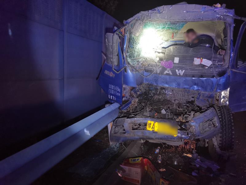 |货车发生追尾 车头严重变形，1人被困车内