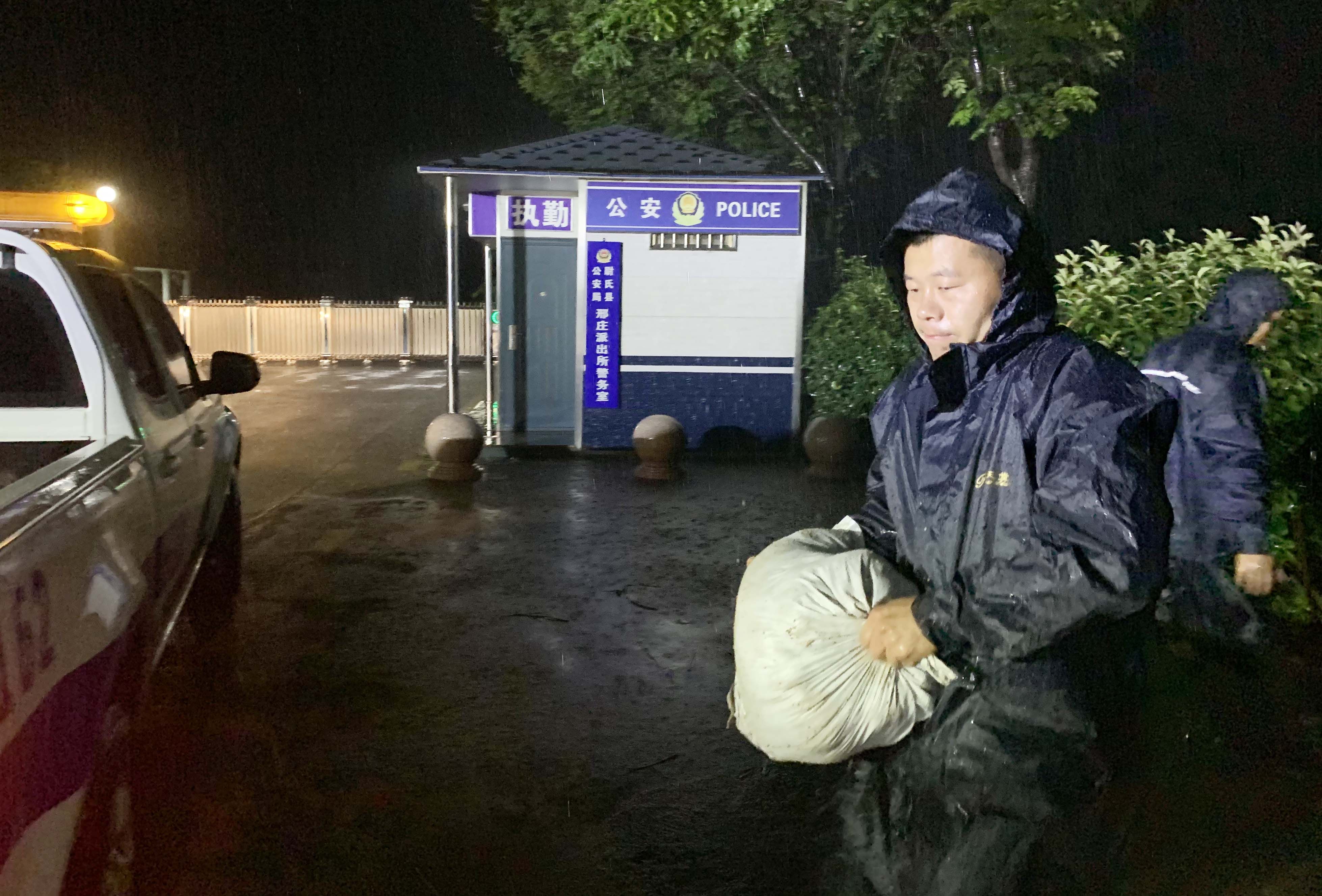 消防员|每天睡仨小时，救援结束消防员在水中睡着！