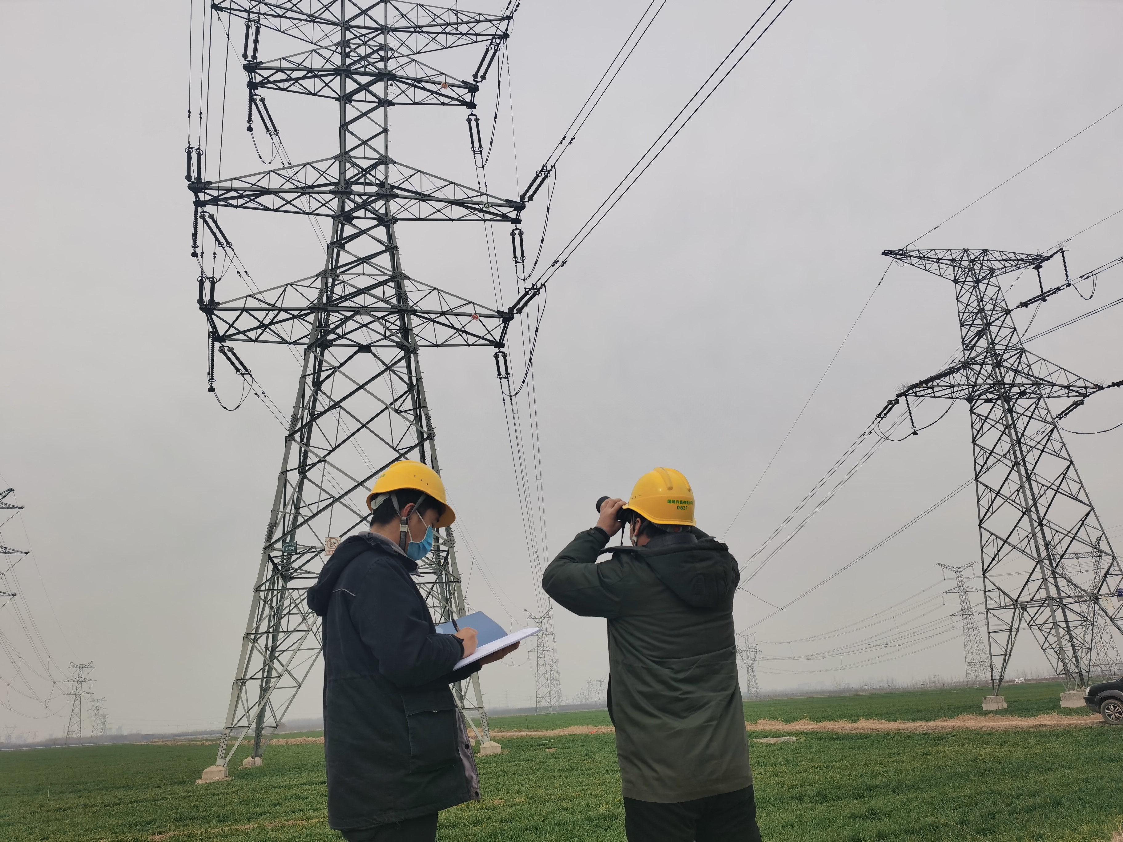 抗击疫情许昌供电巡线工用脚步守护光明