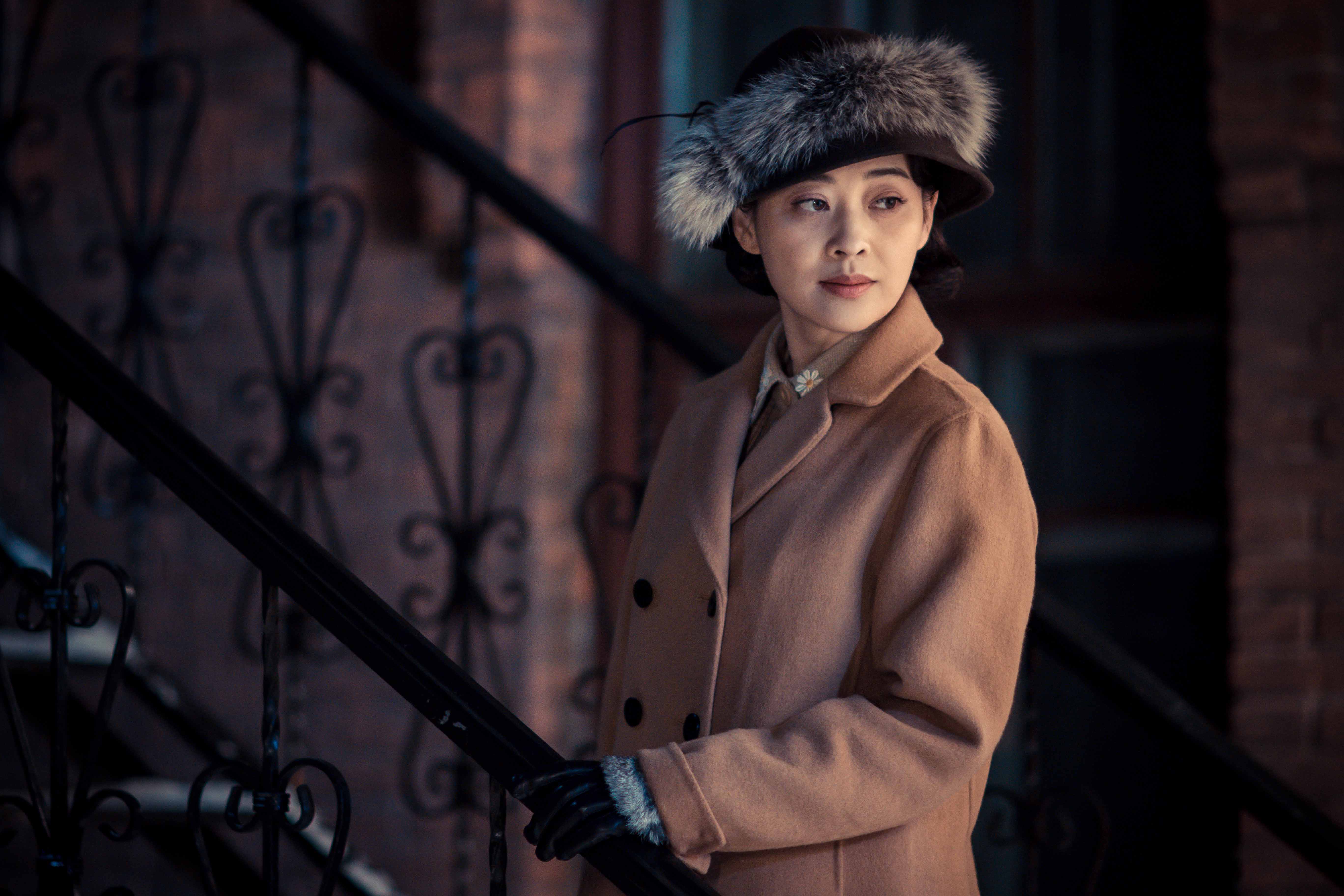 戴上面具的梅婷爱钻研边看电视边挑自己的毛病