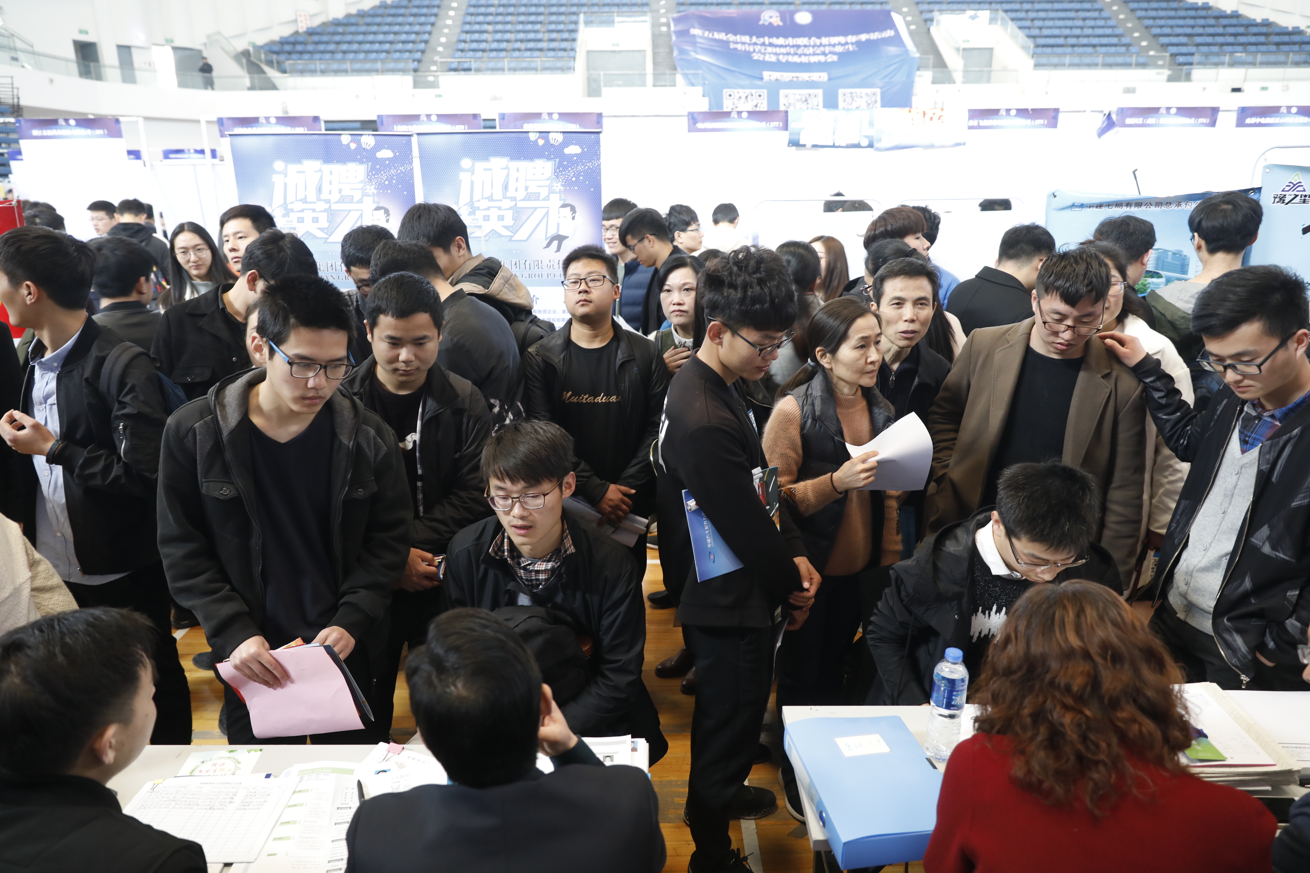 郑州大学招聘会_郑州高校举办招聘会 人头攒动场面堪比春运(4)