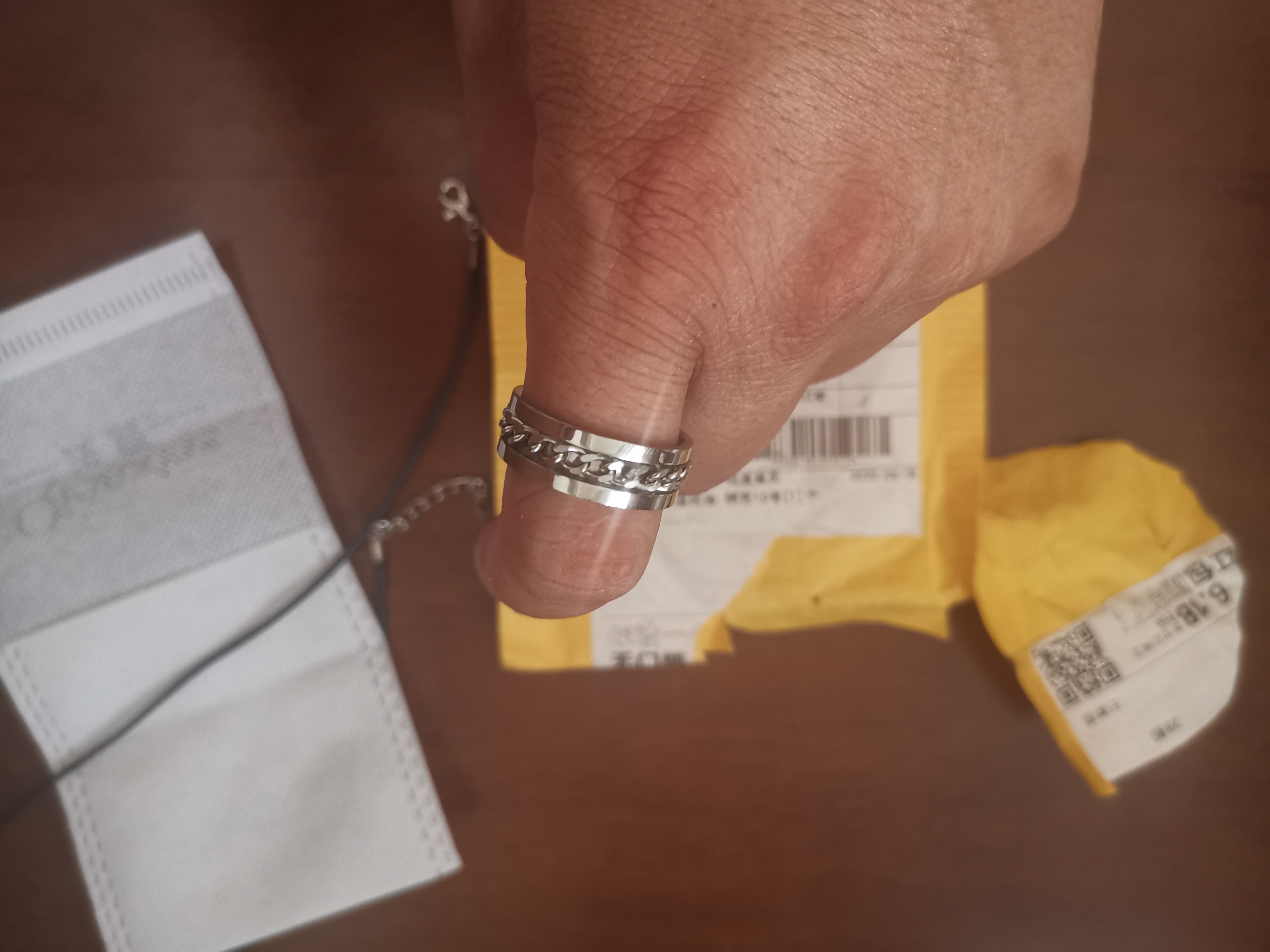 咬人能开酒瓶盖的网红戒指会“咬人”？记者试验后，手指出现……