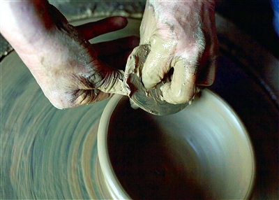 两个多月才能烧出一窑陶器漯河八旬制陶老人坚守老手艺