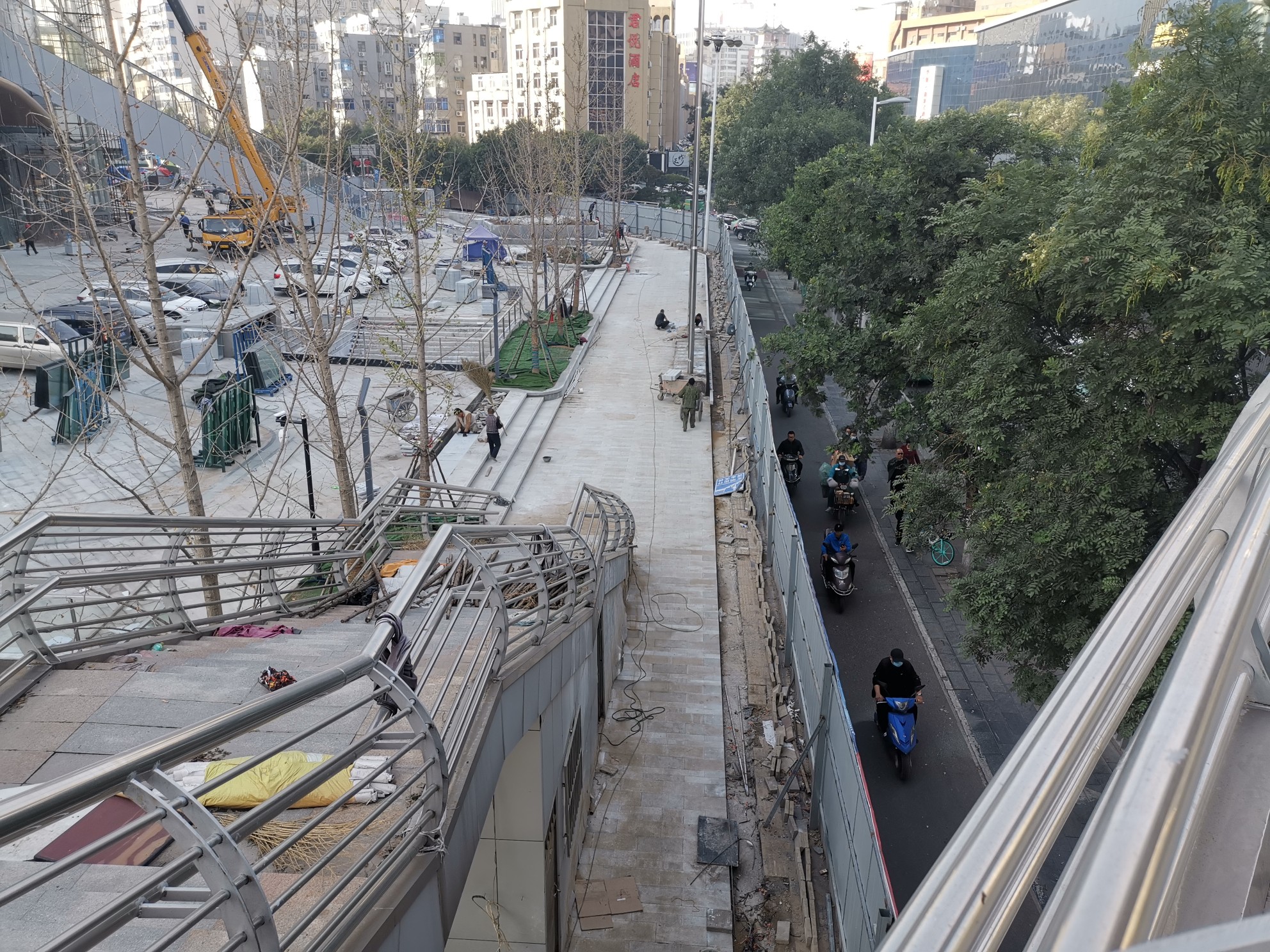 |郑州市民：“这个商场施工太霸道！”围挡过期不拆，漫天扬尘……