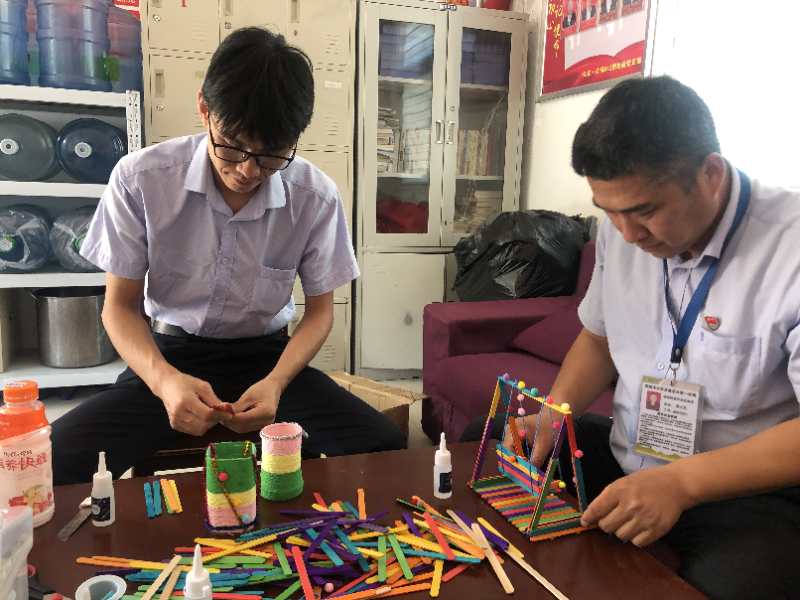 手工艺|雪糕棍和饮料瓶还能制成精美手工艺品? 这个车长手真巧