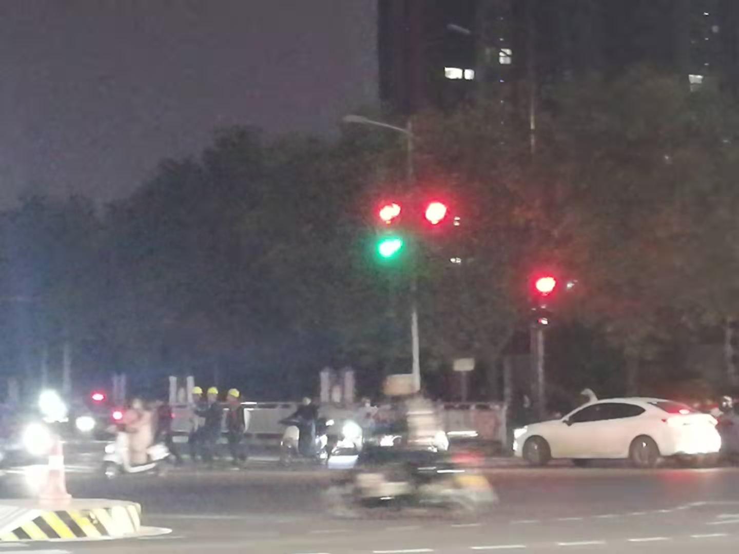 郑州一路口红灯绿灯同时亮，是让过还是不让过？