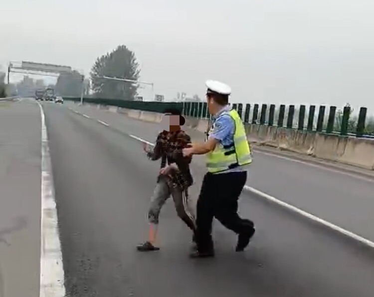 交通|惊险！聋哑儿跑上高速公路玩耍，幸亏遇到巡逻交警