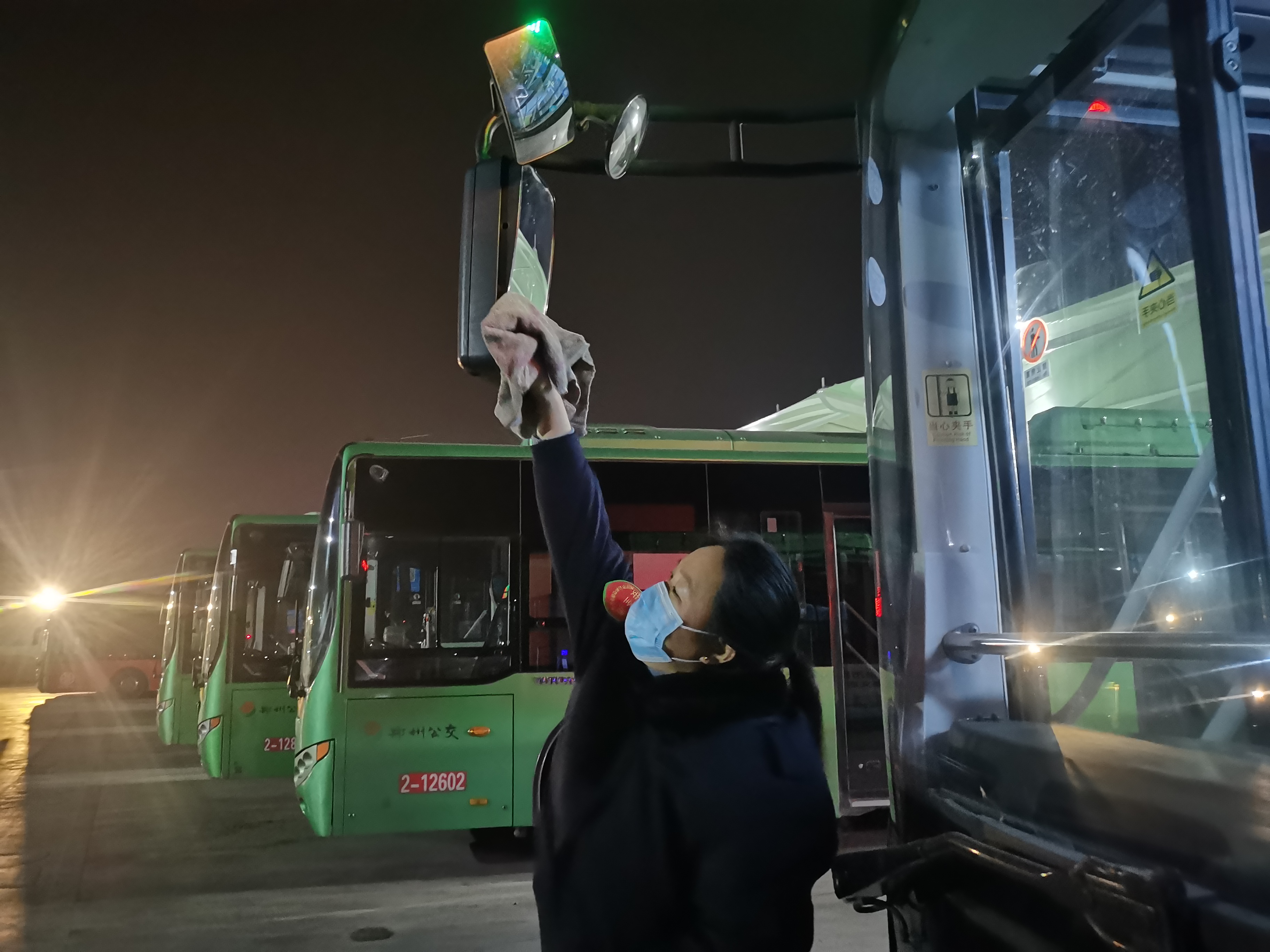 2020年最后的夜晚，上海夜宵公交上的B面人生|上海_新浪新闻