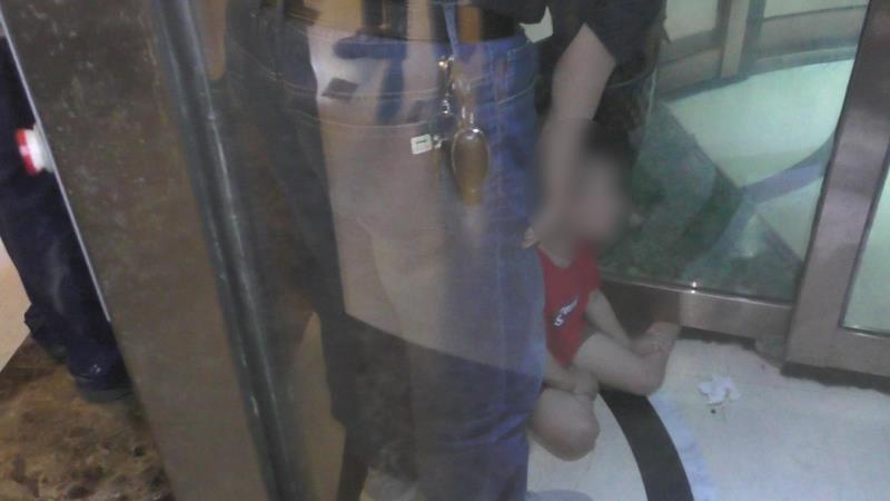 旋转门|调皮男孩脚卡旋转门 周口消防一杆撬杠3分钟成功救援