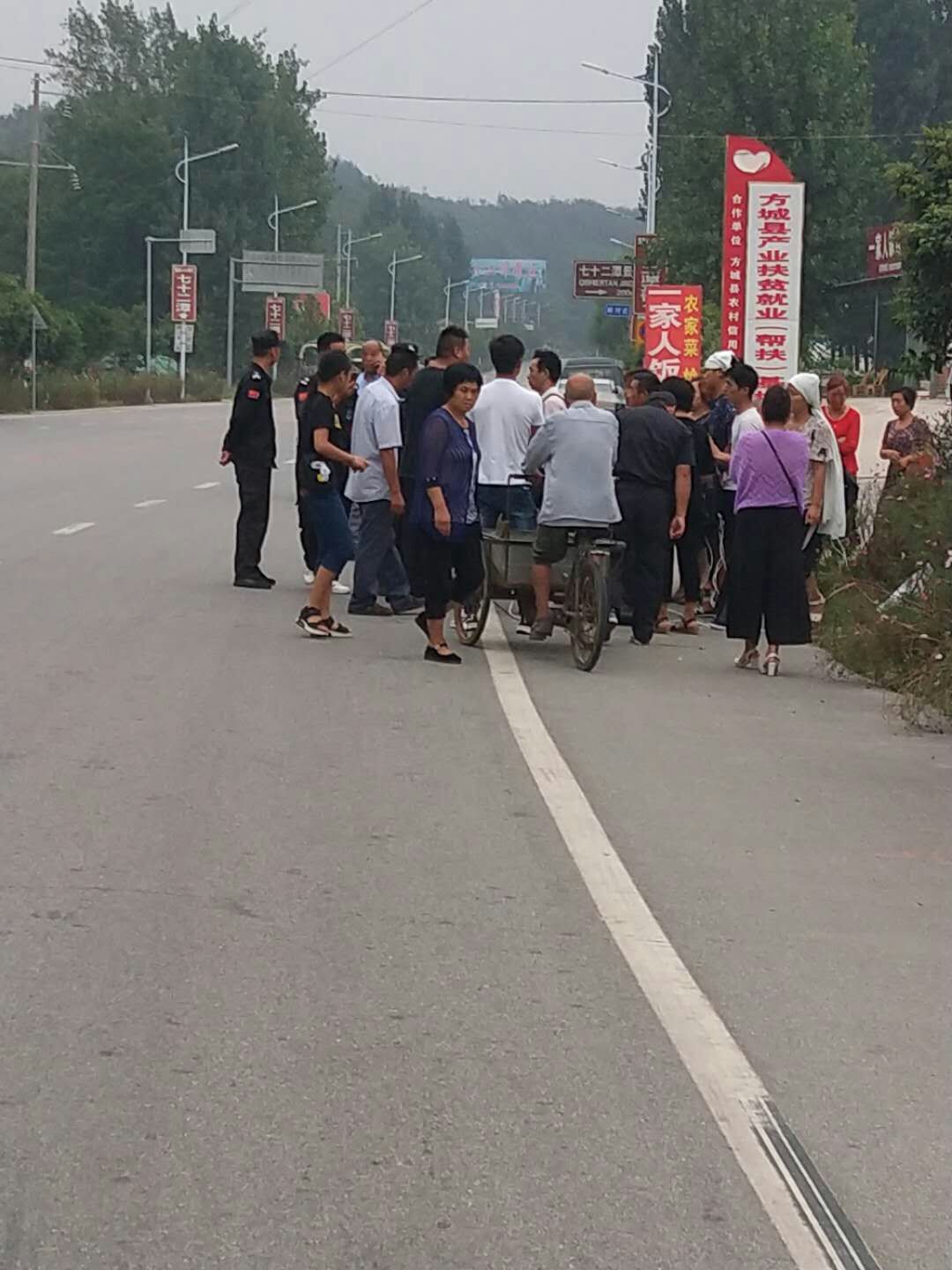 禍不單行南陽一民工裝修時墜亡家屬6人討要說法被三輪撞飛