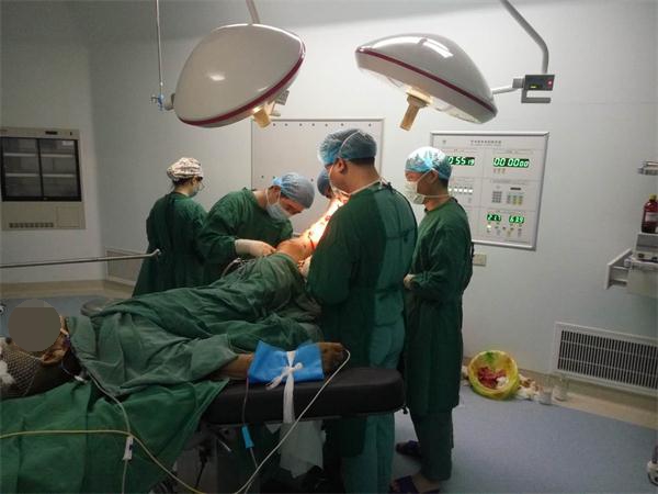 车祸患者没钱做手术漯河医生果断垫付手术费救急