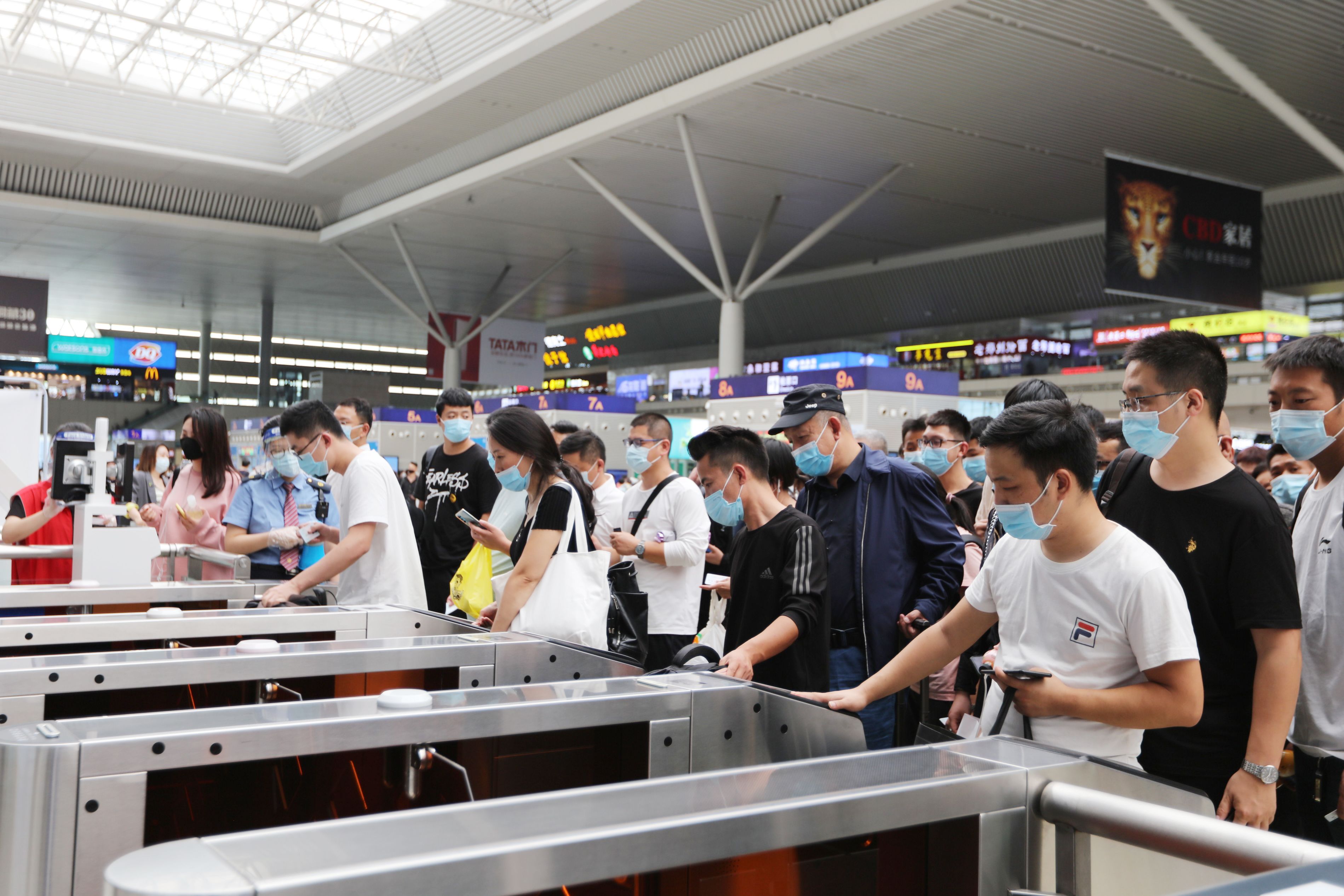 国庆假期首日中国铁路郑州局发送旅客54.7万人 今日预计发送旅客36.2万人