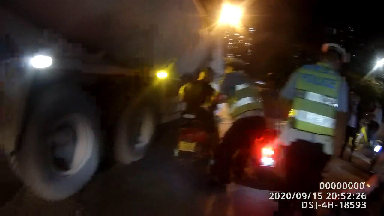 罐车|等红灯看手机，他险被罐车卷走，交警救了！