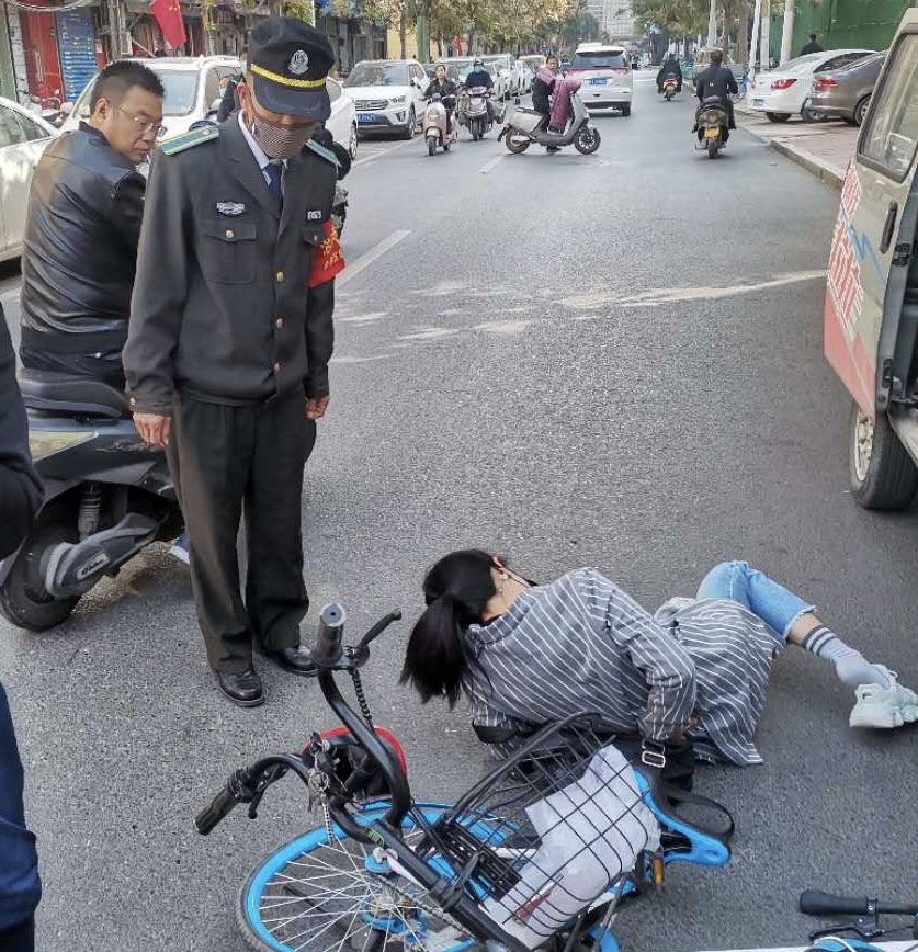 |电动车与共享单车相撞，两名骑车女子都受伤了!
