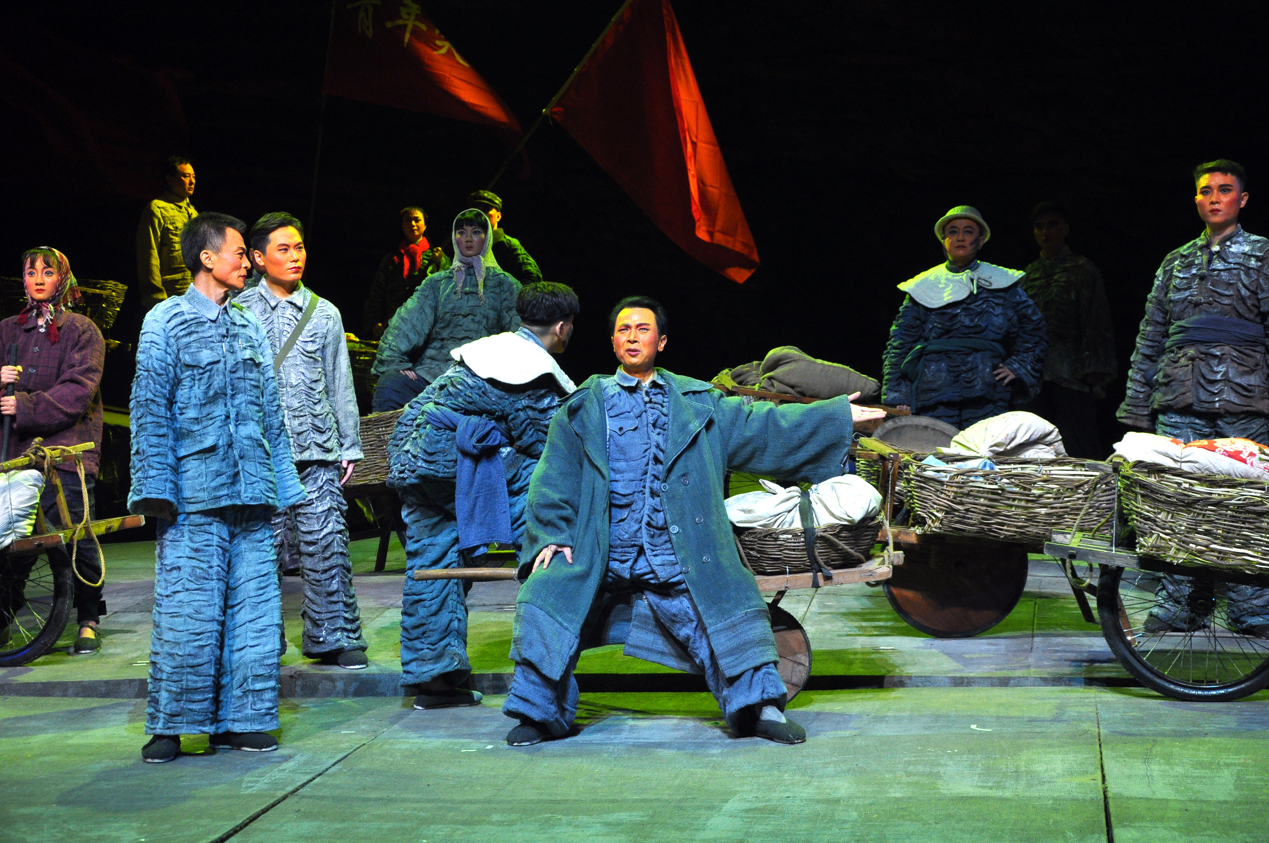 题材剧(节)目展演月开场大戏,话剧《红旗渠》在河南艺术中心精彩上演