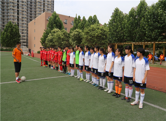5月29日下午,郑州市第八十二中学的操场上分外热闹,学校迎来了一群