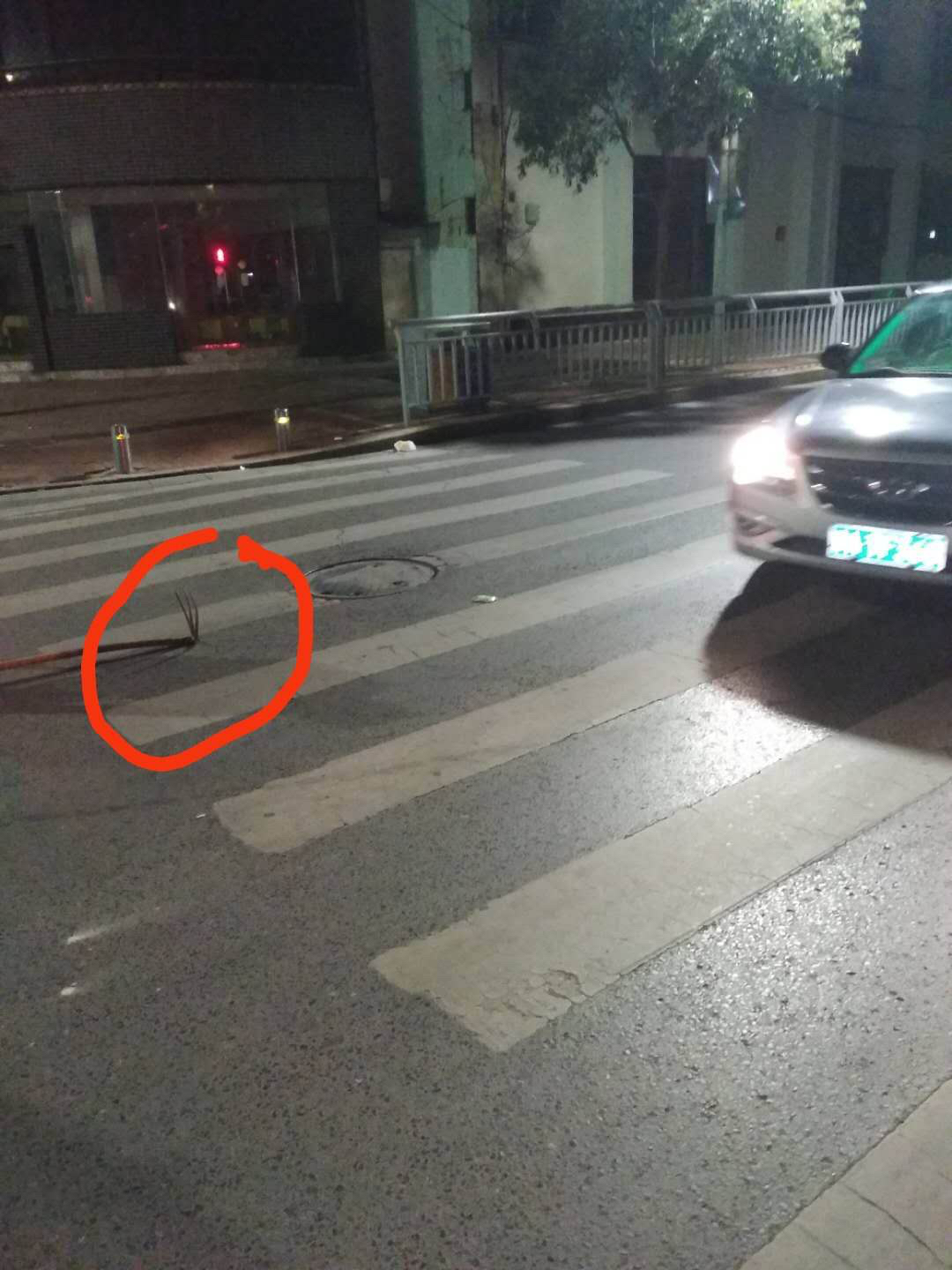 |半夜三更，谁在马路上扔了个钉耙？