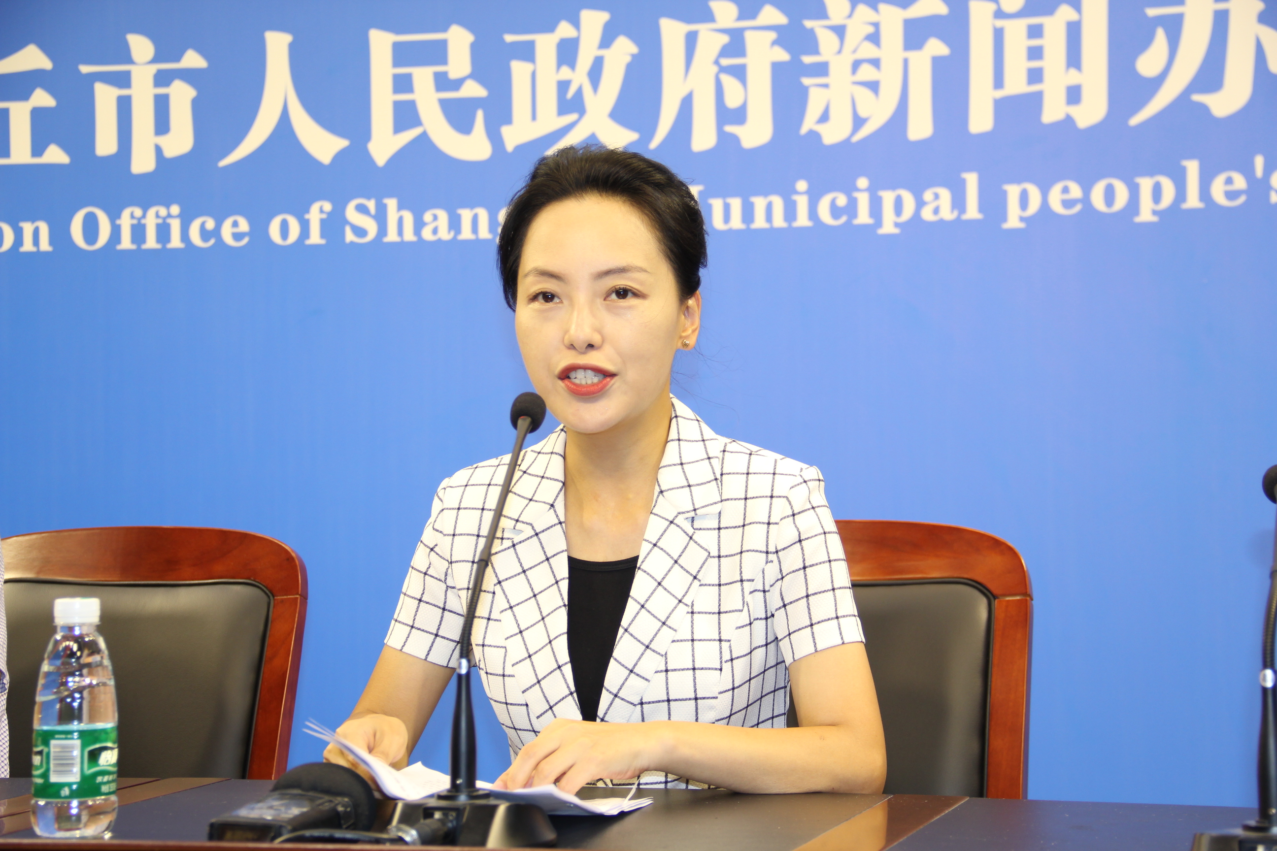 中共柘城县委常委,宣传部长杜娟出席新闻发布会,并通报了2018第十三届