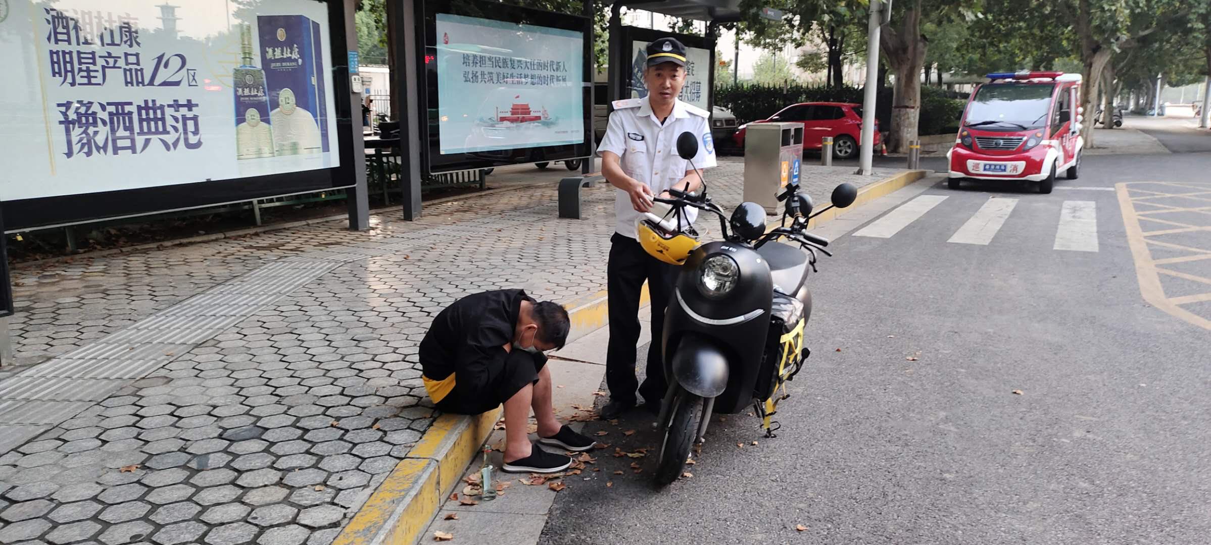 外卖小哥|心疼！外卖小哥半夜送餐后丢失手机，借酒消愁醉倒街头
