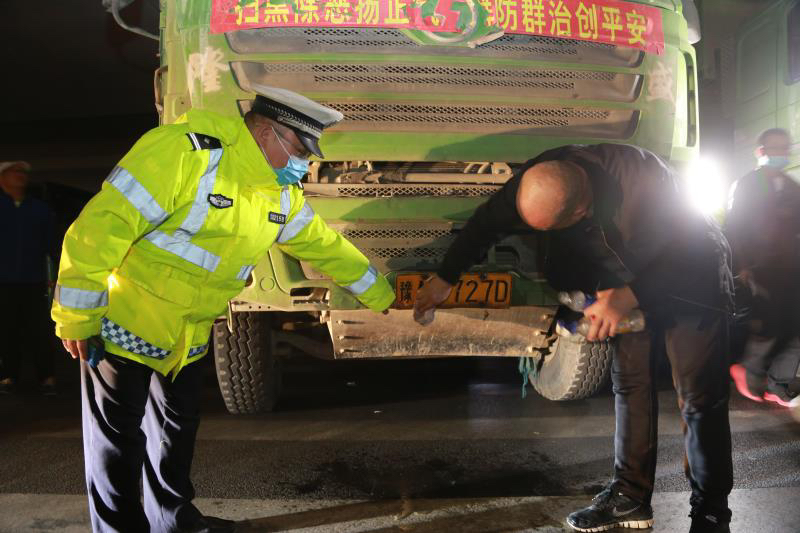 |郑州交警夜查渣土车，俩小时查处交通违法39起