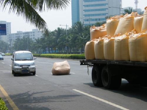 法律|前车货品掉落致后车失控撞护栏，需要担责吗？